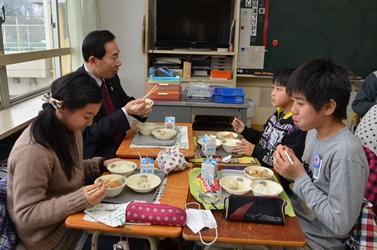 児童達と一緒に給食を食べている市長の写真