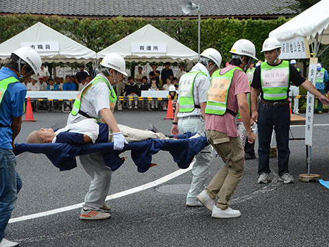 担架で人が運ばれていく様子