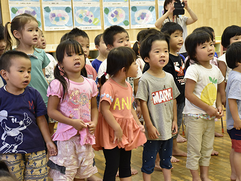 並んでいる子どもたちの様子