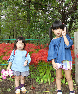 巾着田の曼珠沙華を背景に子ども2人が写っている写真