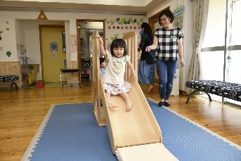 滑り台で遊ぶ女の子
