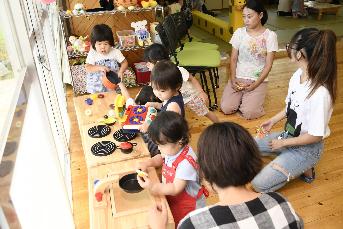 ままごとセットで遊ぶ子どもたち
