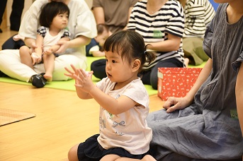 て遊びしている女の子