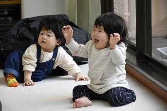 ごきげんな2人の赤ちゃん