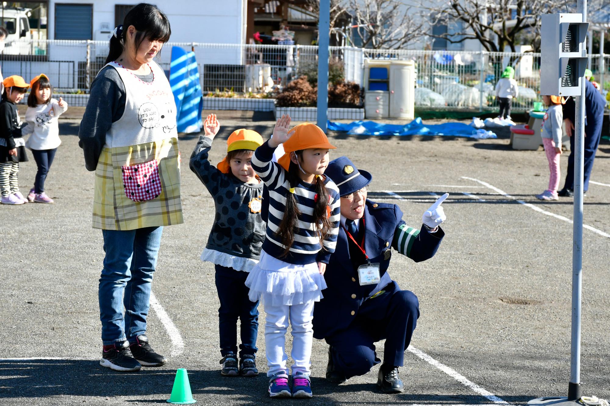 道路を安全に渡る練習をしている様子