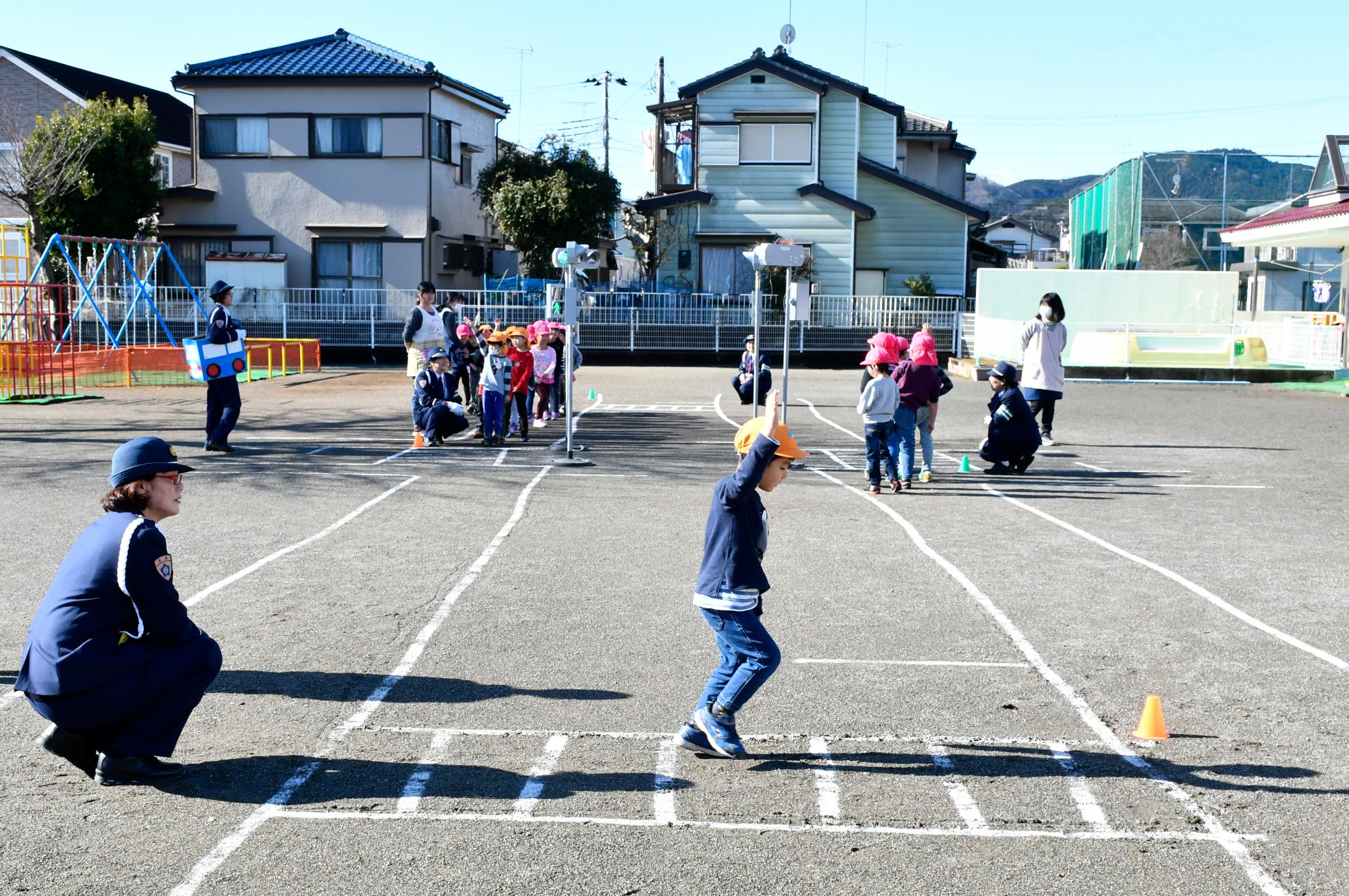 道路を安全に渡る練習をしてる様子