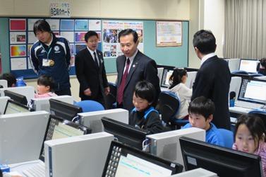 パソコンを使って勉強している児童達の様子を見る市長さんの写真