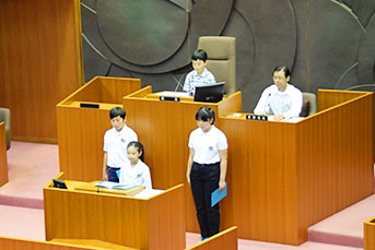 議場で質問をする子ども議員