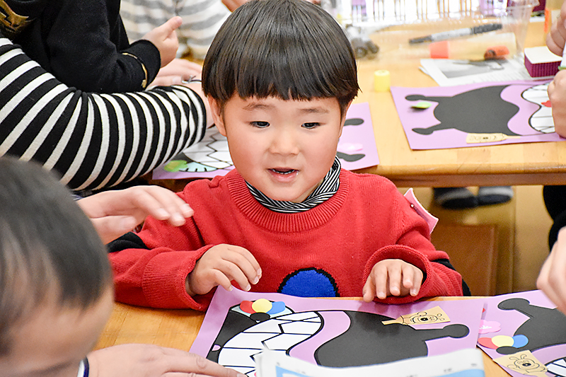 笑顔で遊ぶ子ども