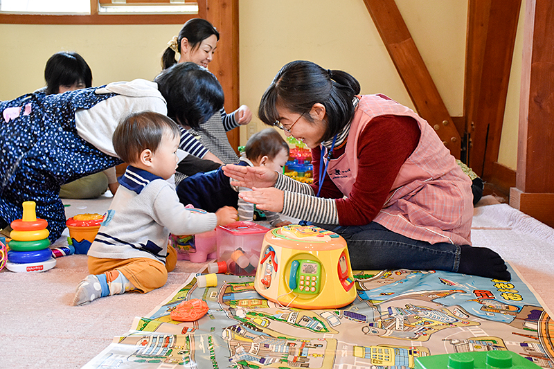 子育て応援隊の皆さんと遊ぶ子どもたち