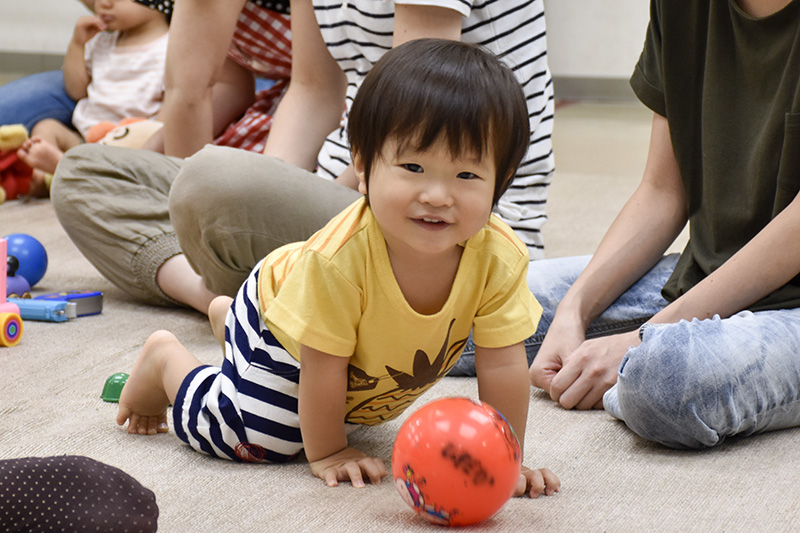 ボールで遊ぶ子ども