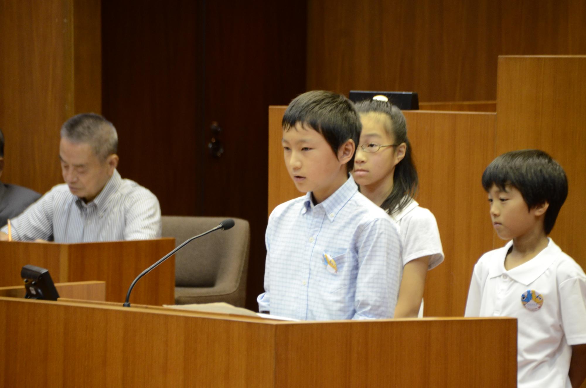 議会答弁する子ども