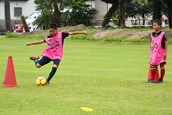 サッカーをする男の子たち