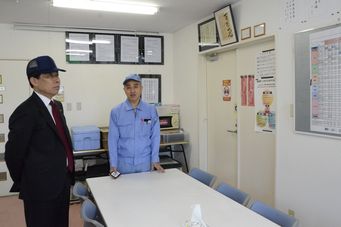 社員の資格取得常陽の説明を聞く市長