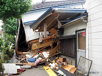 倒壊した家屋の画像