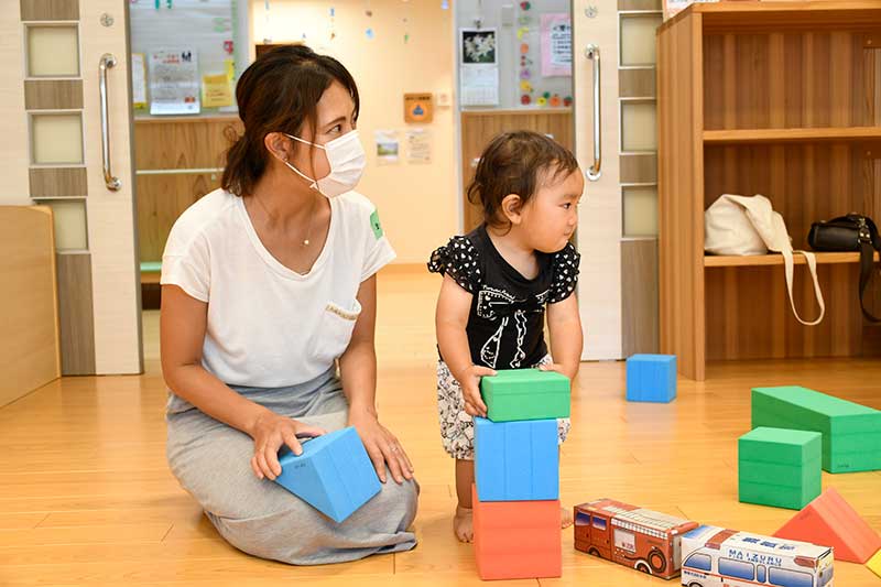 ブロックで遊ぶ親子の写真