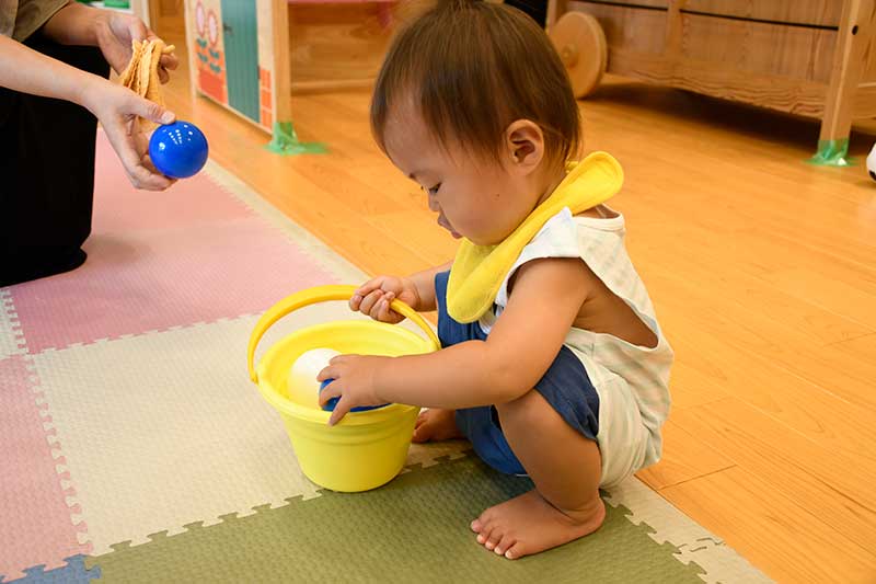 ボールで遊ぶ親子の写真