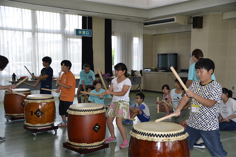 和太鼓を練習する子どもたち