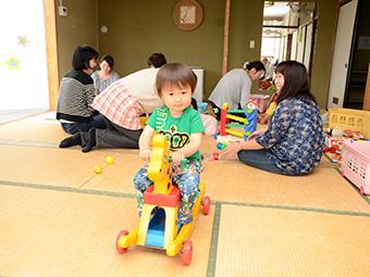 おもちゃのお馬さんに乗ってご機嫌の様子の子ども