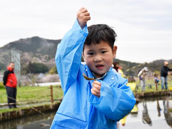 魚を釣り上げた子ども