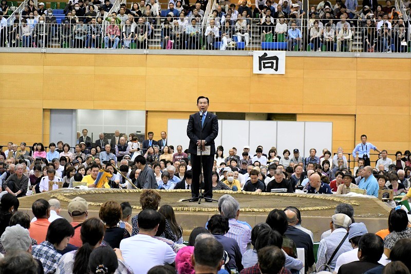 土俵の上であいさつをする市長