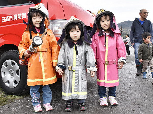 消防団の服を着た子ども