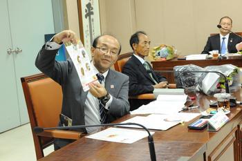 烏山市長室にて左から谷ケ埼市長、橋本市議会議長、高麗文康高麗神社宮司の写真
