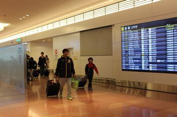 羽田空港に到着した烏山市選手団の写真