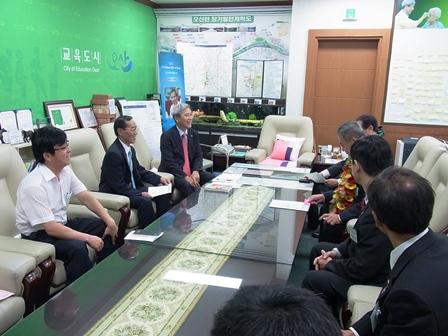 烏山市長室にて烏山市長、副市長、自治行政局長との面談の写真
