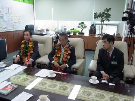 烏山市長室にて左から谷ケ崎市長、橋本市議会議長、高麗文康高麗神社宮司の写真