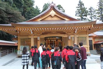 高麗神社を見学する烏山市選手団の写真