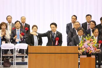 式典で祝辞を述べられる京畿道ナムギョンピル知事の写真