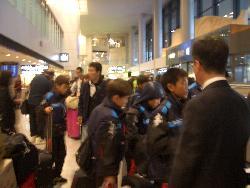 烏山市の代表選手団が成田空港に到着した写真