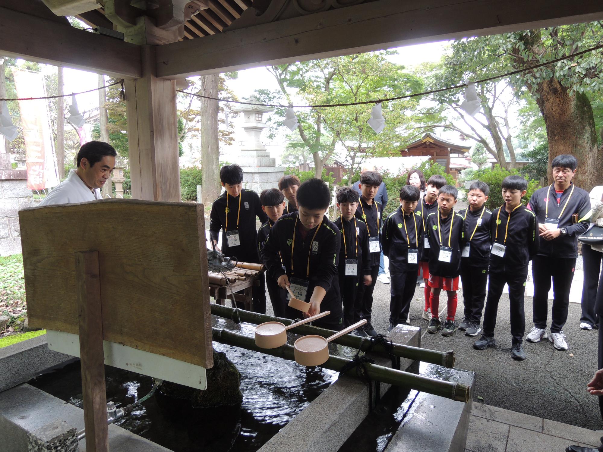 烏山市選手団高麗神社見学1