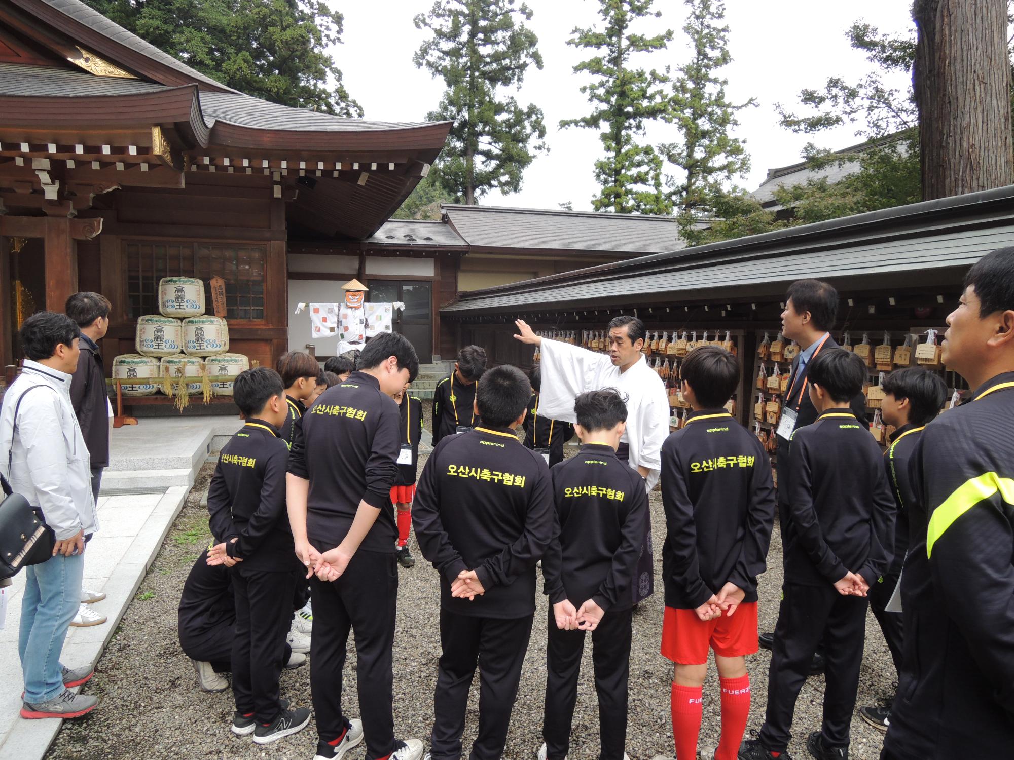 烏山市選手団高麗神社見学2