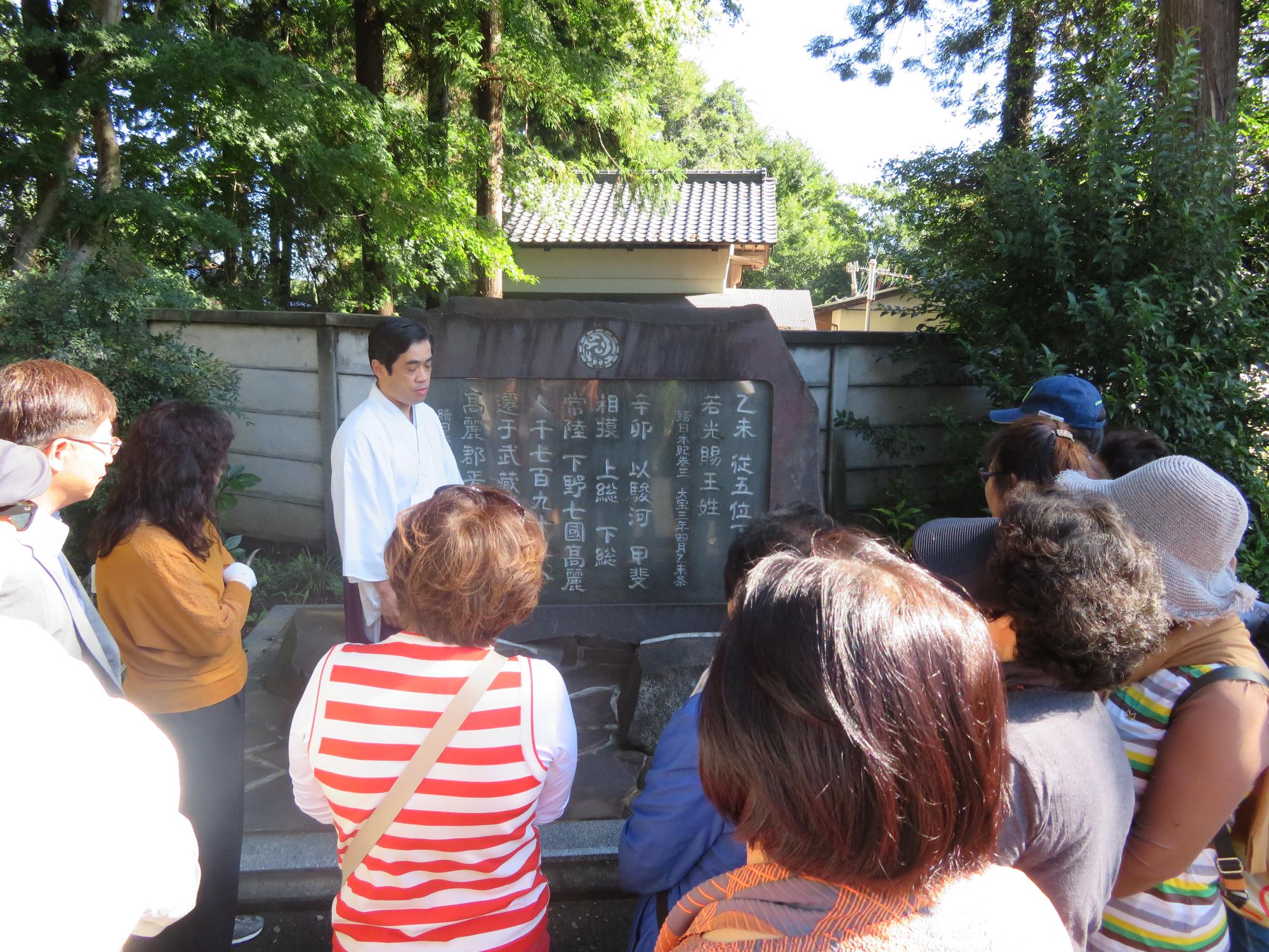 高麗神社での宮司による説明