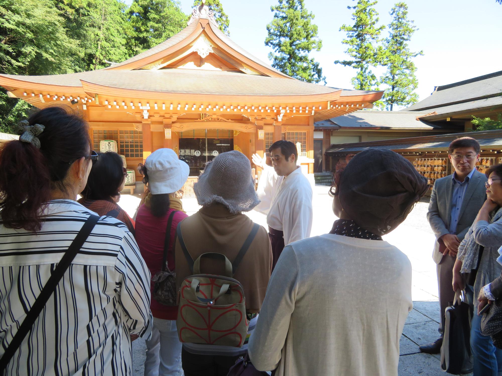 高麗神社での宮司による説明2