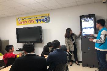 U-cityの施設について勉強している写真