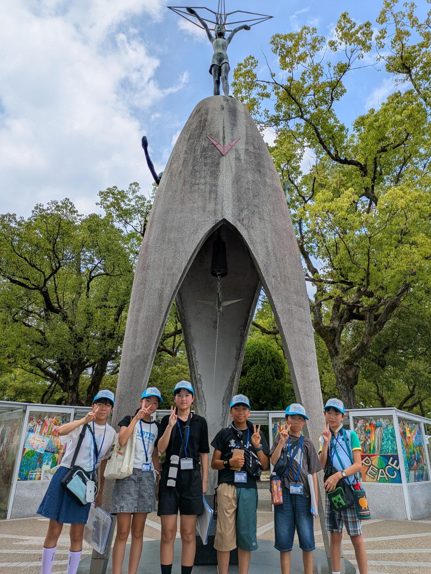 原爆死没者慰霊碑にて