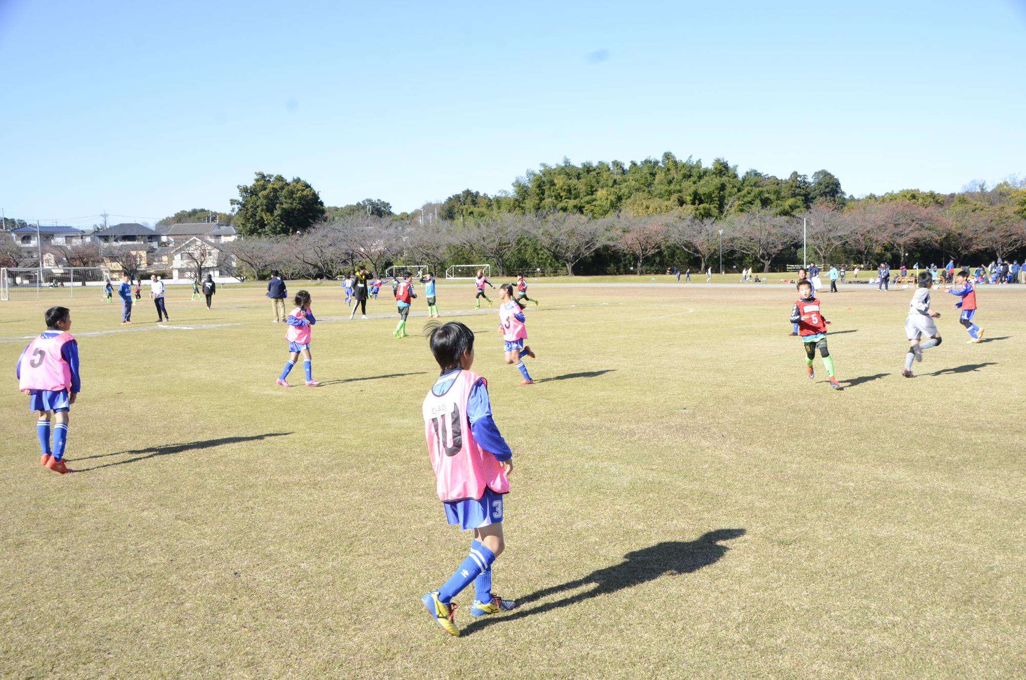 合同練習をする両市選手たち