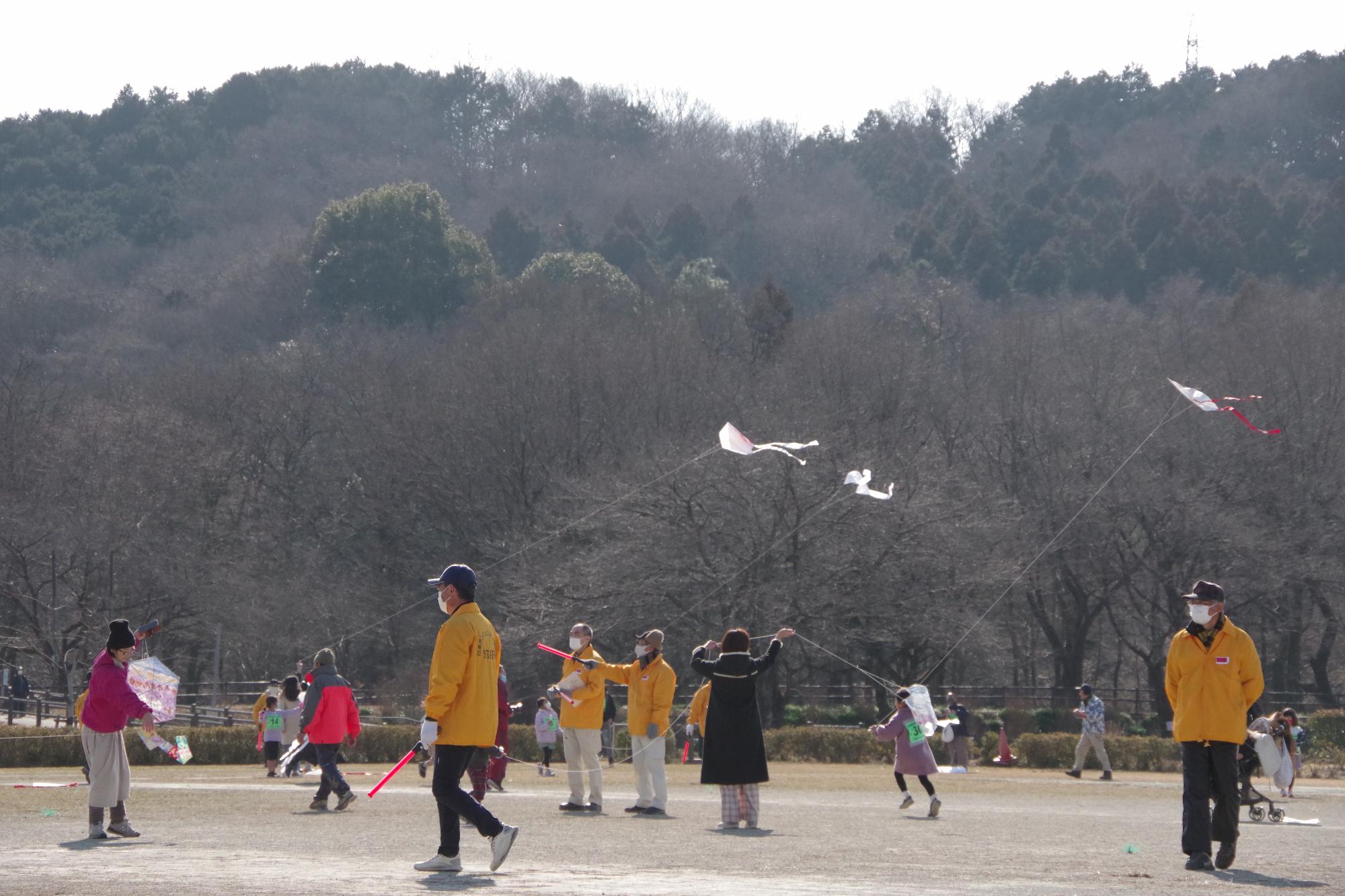 小学生幼児の部の凧揚げ