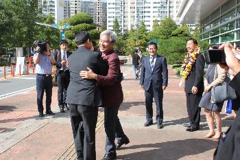 烏山市長と対面する日高市長