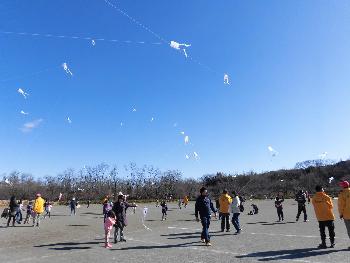 小学生幼児の部の凧揚げ