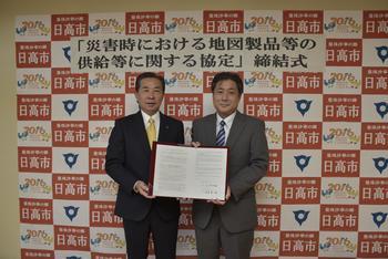 宮崎関東エリア統括部長（右側）と谷ケ崎市長が協定書を持っている写真