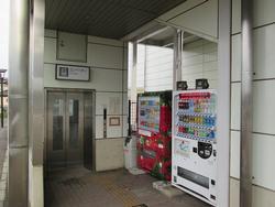 武蔵高萩駅あさひ口にある自動販売機の写真