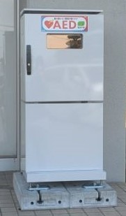 屋外型AED収納ボックス写真（扉が閉まっている状態）