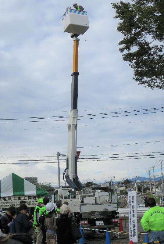 高所作業車の体験搭乗