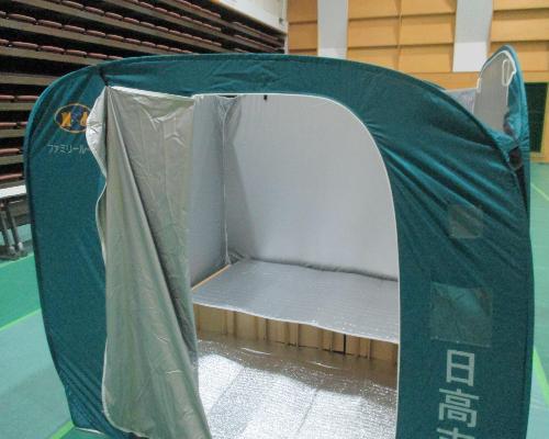 ワンタッチパーテーションを実際に組み立てた様子（中にダンボールベッドを配置）