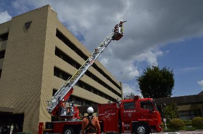 市役所にて飯能日高消防署によるはしご車を使用した救出訓練