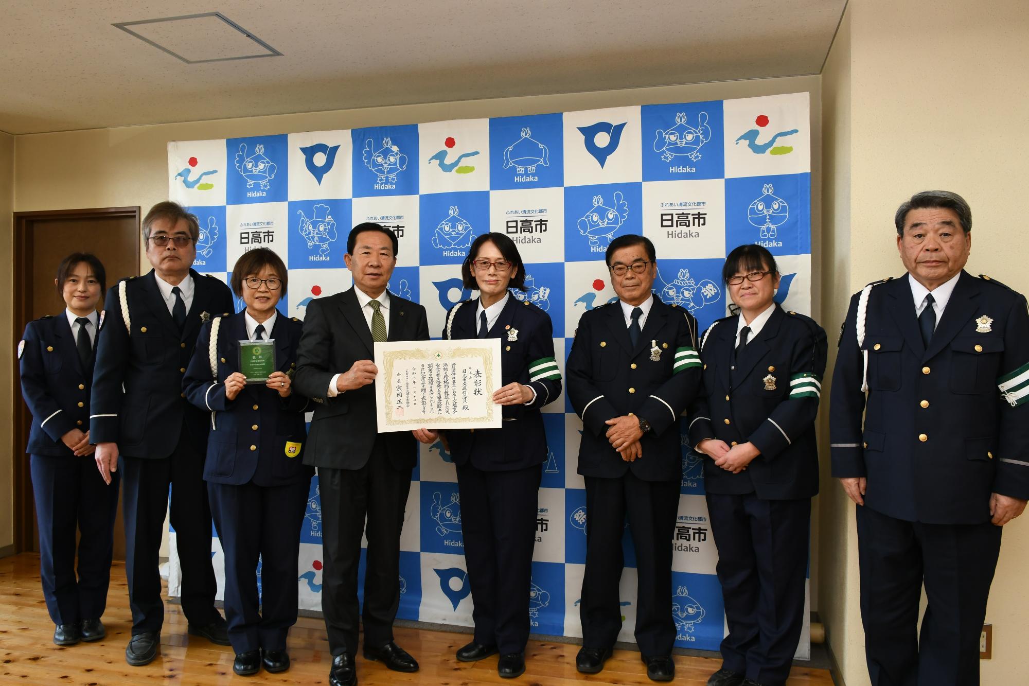 交通指導員の皆さんと市長（表敬訪問）